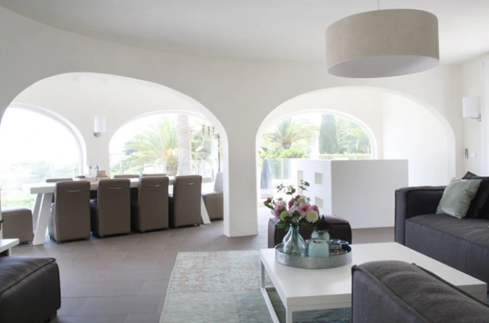 Lichte woonkamer met zitgedeelte in vakantievilla La CaSam