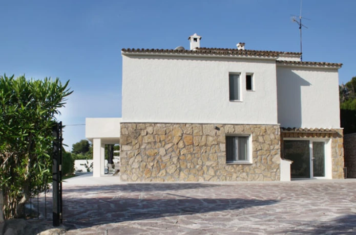 Oprit voor 3 privé parkeerplekken