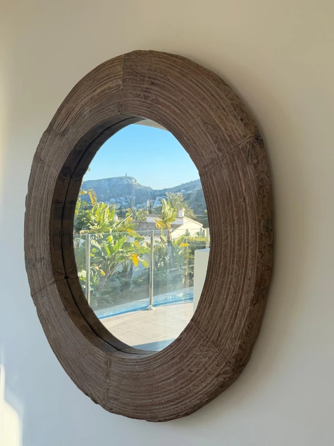 Spiegel met uitzicht op Mediterraanse landschap